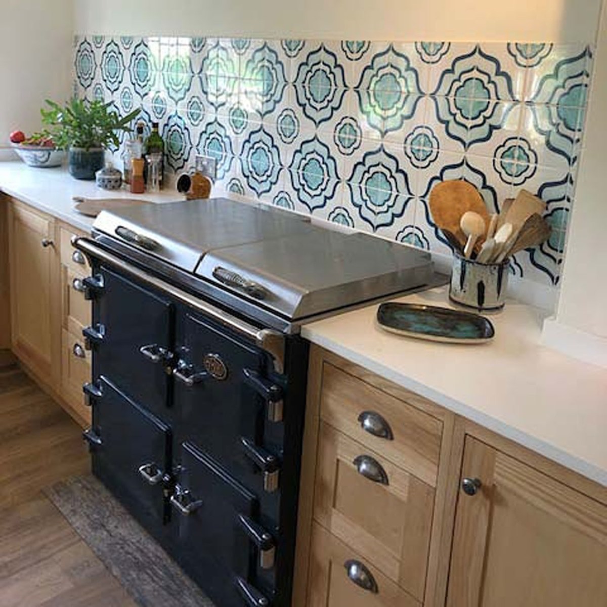 Flowing pattern tiles